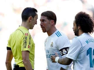 Sergio Ramos (uprostred) bol podobne, ako celý Real Madrid frustrovaný priebehom zápasu. Nevyberaným spôsobom udrel Luisa Suareza.