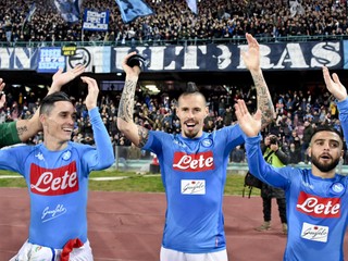 ráči SSC Neapol, zľava Jose Callejon, Marek Hamšík a Lorenzo Insigne sa tešia po zápase.