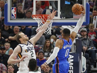 Russell Westbrook zakončuje.