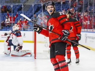 Kanadský hokejista Sam Steel sa raduje zo svojho gólu.