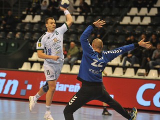 Hráč Tatrana Tomáš Číp zakončuje.