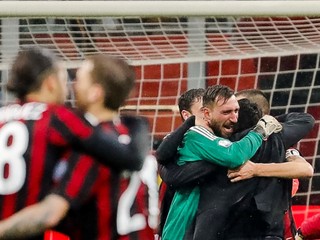 Antonio Donnarumma sa objíma so spoluhráčmi po postupe cez Inter v súťaži Coppa Italia.