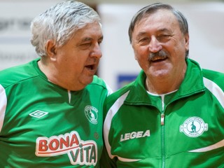 Karol Dobiáš (vľavo) a Antonín Panenka (Bohemians) počas III. ročníka medzinárodného halového turnaja internacionálov Kmeťo band gold.