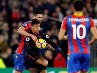 Útočník Arsenalu Alexis Sanchez v obkľúčení hráčov Crystal Palace.