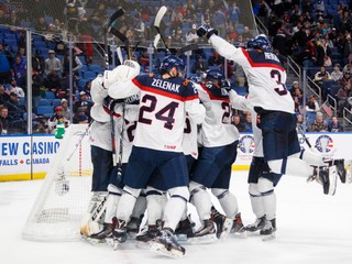 Slovenskí hokejisti sa radujú z víťazstva nad USA.