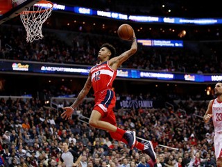 Washington predĺžil negatívnu Houstonu. Na fotografii dáva efektný smeč útočník Washingtonu Kelly Oubre Jr.