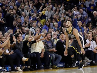 Návrat vo veľkom štýle predviedol americký basketbalista Stephen Curry.