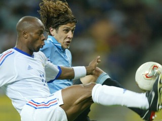 Sebastián Abreu (vpravo) v drese uruguajskej reprezentácie.