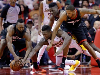 James Harden (vľavo) a Julius Randle v drese Lakers bojujú o loptu.