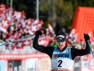 Dario Cologna oslavuje triumf v stíhacích pretekoch v Lenzerheide.