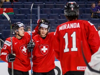 Švajčiarski reprezentanti  Nicolas Muller (v strede), Philipp Kurashev, and Marco Miranda oslavujú gól v zápase proti Bielorusku.