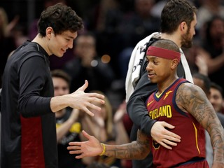Isaiah Thomas (vpravo) debutoval za Cleveland Cavaliers.