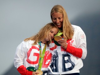 Britské reprezentantky Hannah Millsová (vľavo) a Saskia Clarková pózujú so zlatými medailami za víťazstvo v jachtárskej triede 470er na olympijských hrách 2016 v Riu de Janeiro.