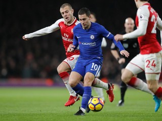 Eden Hazard (uprostred) v obkolesení hráčov Arsenalu.