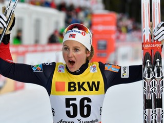Nórska bežkyňa na lyžiach Ingvild Flugstad Östbergová zvíťazila v pretekoch žien s hromadným štartom na 10 km voľne v Oberstdorfe.