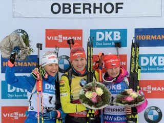 Slovenská biatlonistka Anastasia Kuzminová (v strede) triumfovala v Oberhofe.