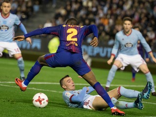 lovenský záložník Celty Stanislav Lobotka (vľavo hore) sleduje súboj hráča Barcelony Nelsona Semeda (vľavo) a hráča Celty Iago Aspasa (v strede dolu).