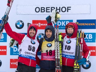 Stupne víťazov - v strede Martin Fourcade.