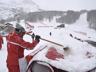 Problémy so snehom sú aj vo Val d'Isere.