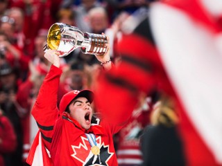 Kanadský kapitán Dillon Dubé preberá trofej pre majstrov sveta.