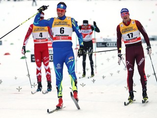 V sobotu sa vo Val Di Fiemme po veľkej dráme tešil Kazach Alexej Poltoranin (v strede).