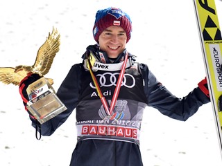 Poliak Kamil Stoch pózuje s víťaznou soškou Zlatého orla.