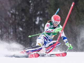 Petra Vlhová bojuje na trati prvého kola slalomu v Kranjskej Gore.