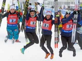 Francúzske biatlonistky oslavujú svoj triumf. Sprava Anais Bescondová, Anais Chevalierová, Celia Aymonierová a Justine Braisazová.