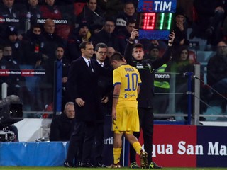 Zranený Paulo Dybala opúšťa ihrisko počas zápasu na pôde Cagliari.