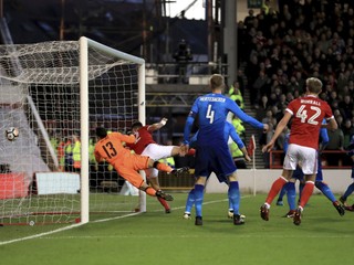 Eric Lichaj z Nottinghamu strieľa gól do siete Arsenalu.