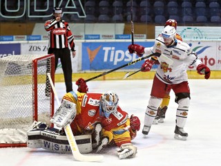 Brankár Dukly Trenčín Michal Valent prikrýva puk v zápase proti Zvolenu.
