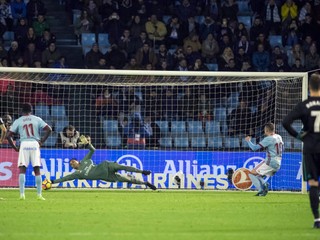 Brankár Realu Madrid Keylor Navas zastavuje pokutový kop Iaga Aspasa.