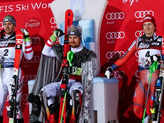 Nór Henrik Kristoffersen (vpravo) sa musí aspoň pre teraz zmieriť s faktom, že lyžiarskym kráľom je Marcel Hirscher (uprostred).
