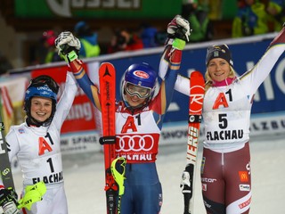 Mikaela Shiffrinová (v strede) sa raduje z víťazstva. Vľavo druhá Bernadette Schildová a vpravo tretia Frida Hansdotterová.