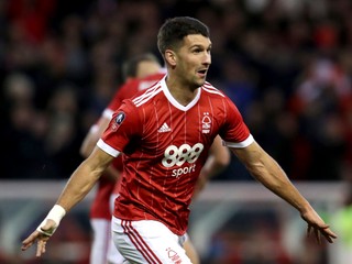 Eric Lichaj dal dva góly Arsenalu Londýn.