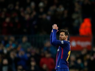 Lionel Messi tlieska počas zápasu.