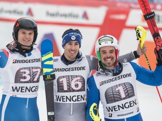 Victor Muffat Jandet (uprostred) oslavuje triumf po boku druhého Rusa Pavla Trichičeva (vľavo) a Petra Filla (vpravo).