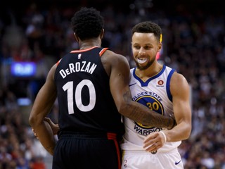 Stephen Curry (vpravo) sa vrátil do zostavy Golden State, DeRozan (vľavo) hviezdil v drese Toronta.