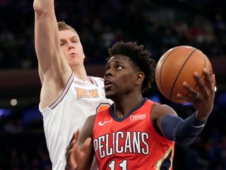 Basketbalisti New Yorku utrpeli tretiu prehru po sebe, keď na vlastnej palubovke podľahli hráčom New Orleans.