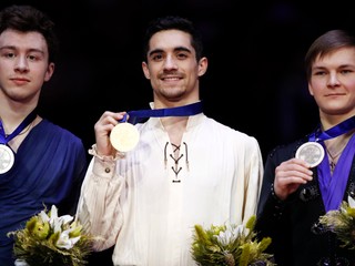 Javier Fernández (v strede) sa stal šiestykrát majstrom Európy.