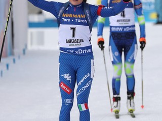 Dorothea Wiererová (v popredí), za ňou Darja Domračevová.