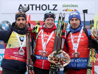 Zľava Martin Fourcade, Johannes Thingnes Bö a Anton Šipulin.