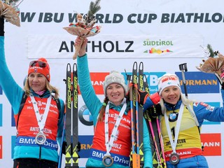 Zľava Anastasia Kuzminová, Darja Domračevová a Kaisa Mäkäräinenová.