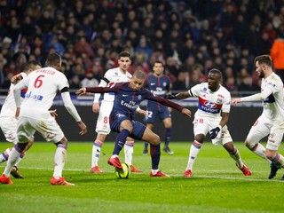 Kylian Mbappé medzi hráčmi Lyonu.