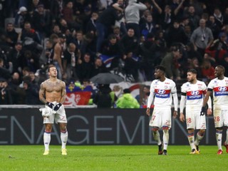 Memphis Depay (vľavo) oslavuje víťazný gól Lyonu.