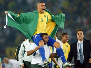 Ronaldo (v žltom drese) na MS 2002 v Ázii zaujal netradičným zostrihom.