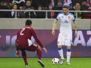 Erik Sabo (vpravo) nastupuje v reprezentácii na poste obrancu.