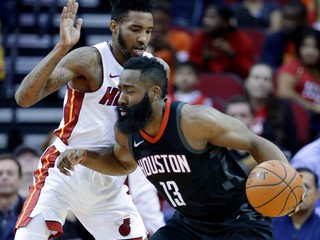 Basketbalisti Houstonu pokračujú v zámorskej NBA vo víťaznom ťažení.