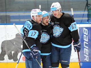 Hokejisti HK Nitra sa radujú po jednom z gólov.