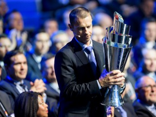 Prezident Európskej futbalovej únie (UEFA) Aleksander Čeferin s trofejou pre víťaza Ligy národov.